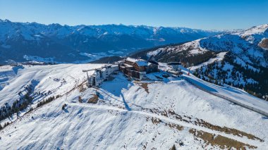 Avusturya 'daki Schmitenhohe kayak merkezinde güneşli bir gün.