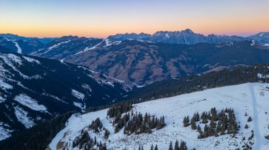 Avusturya 'daki Schmitenhohe kayak merkezinde gün batımı.