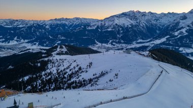 Avusturya 'daki Schmitenhohe kayak merkezinde gün batımı.