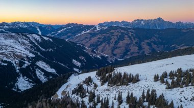 Avusturya 'daki Schmitenhohe kayak merkezinde gün batımı.
