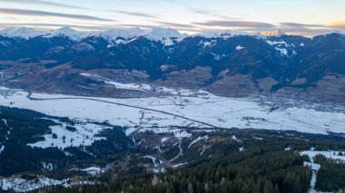 Avusturya, Kaprun yakınlarındaki Salzach Vadisi 'nin gün batımı manzarası.