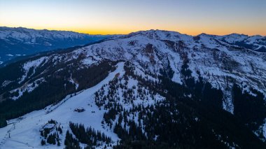 Avusturya 'daki Schmitenhohe kayak merkezinde gün batımı.