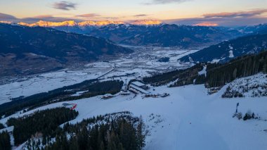 Avusturya 'daki Schmitenhohe kayak merkezinde gün batımı.