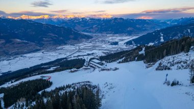 Avusturya 'daki Schmitenhohe kayak merkezinde gün batımı.