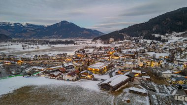 Avusturya 'daki Kaprun kasabasının gün batımı manzarası.