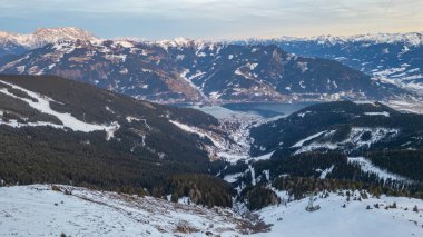 Zell, gün batımında Avusturya 'daki Schmitenhohe' dan göl manzaralı.