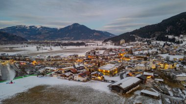 Avusturya 'daki Kaprun kasabasının gün batımı manzarası.