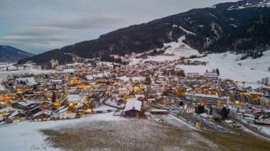 Avusturya 'daki Kaprun kasabasının gün batımı manzarası.