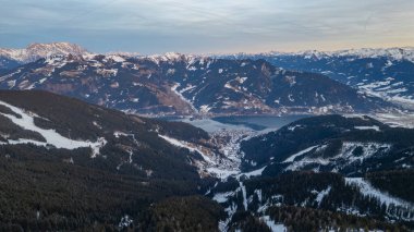 Zell, gün batımında Avusturya 'daki Schmitenhohe' dan göl manzaralı.