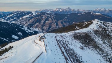 Avusturya 'daki Schmitenhohe kayak merkezinde gün batımı.