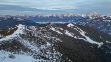 Avusturya 'daki Schmitenhohe kayak merkezinde gün batımı.