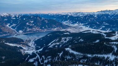 Zell, gün batımında Avusturya 'daki Schmitenhohe' dan göl manzaralı.