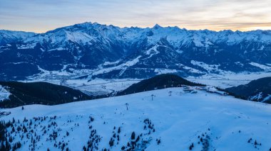 Avusturya 'daki Schmitenhohe kayak merkezinde gün batımı.