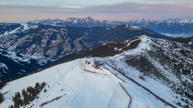 Avusturya 'daki Schmitenhohe kayak merkezinde gün batımı.