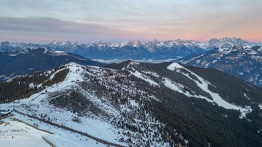 Avusturya 'daki Schmitenhohe kayak merkezinde gün batımı.