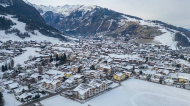 Avusturya 'daki Kaprun kasabasının Panorama manzarası.