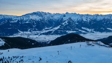 Avusturya 'daki Schmitenhohe kayak merkezinde gün batımı.
