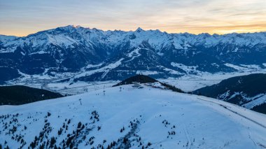 Avusturya 'daki Schmitenhohe kayak merkezinde gün batımı.