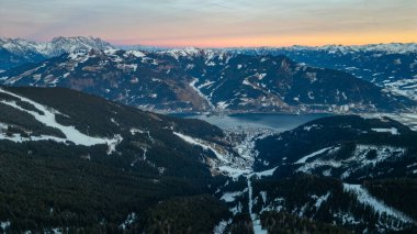 Zell, gün batımında Avusturya 'daki Schmitenhohe' dan göl manzaralı.