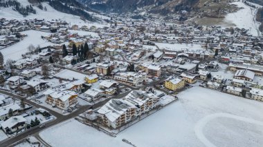 Avusturya 'daki Kaprun kasabasının Panorama manzarası.