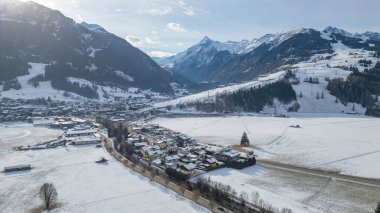 Avusturya 'daki Kaprun kasabasının Panorama manzarası.