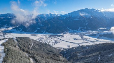 Avusturya 'daki Kaprun kasabasının Panorama manzarası.