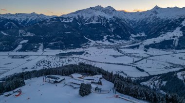 Avusturya, Kaprun yakınlarındaki Salzach Vadisi 'nin gün batımı manzarası.