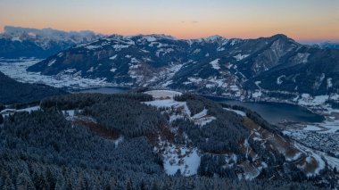 Zell, gün batımında Avusturya 'daki Schmitenhohe' dan göl manzaralı.