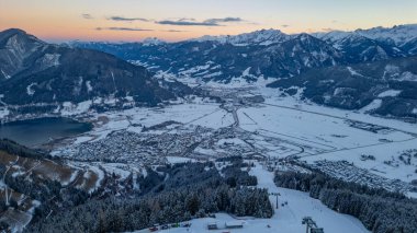 Avusturya, Kaprun yakınlarındaki Salzach Vadisi 'nin gün batımı manzarası.