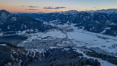 Avusturya, Kaprun yakınlarındaki Salzach Vadisi 'nin gün batımı manzarası.