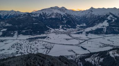 Avusturya 'daki Kaprun kasabasının gün batımı manzarası.