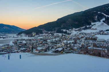 Avusturya 'daki Kaprun kasabasının gün batımı manzarası.