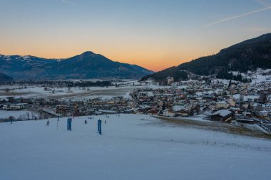 Avusturya 'daki Kaprun kasabasının gün batımı manzarası.
