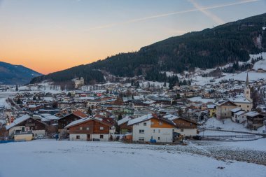 Avusturya 'daki Kaprun kasabasının gün batımı manzarası.