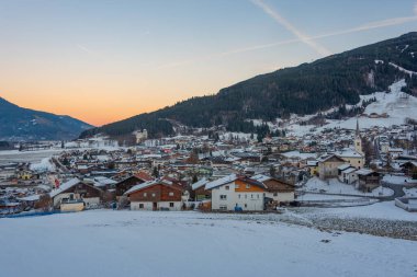 Avusturya 'daki Kaprun kasabasının gün batımı manzarası.