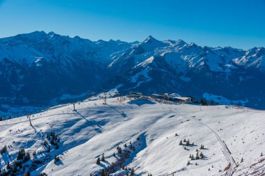 Avusturya 'daki Schmitenhohe kayak merkezinde güneşli bir gün.