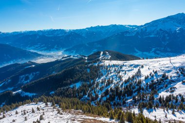 Avusturya 'daki Schmitenhohe kayak merkezinde güneşli bir gün.