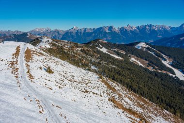 Avusturya 'daki Schmitenhohe kayak merkezinde güneşli bir gün.