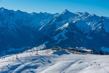 Avusturya 'daki Schmitenhohe kayak merkezinde güneşli bir gün.