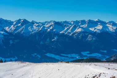 Avusturya 'daki Schmitenhohe kayak merkezinde güneşli bir gün.