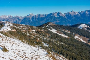 Avusturya 'daki Schmitenhohe kayak merkezinde güneşli bir gün.