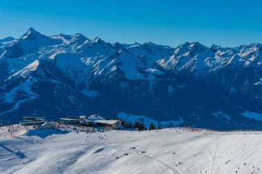 Avusturya 'daki Schmitenhohe kayak merkezinde güneşli bir gün.