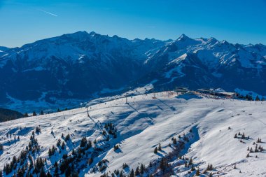 Avusturya 'daki Schmitenhohe kayak merkezinde güneşli bir gün.