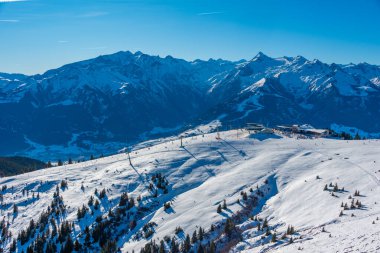 Avusturya 'daki Schmitenhohe kayak merkezinde güneşli bir gün.