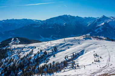 Avusturya 'daki Schmitenhohe kayak merkezinde güneşli bir gün.