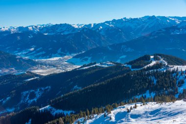 Avusturya 'daki Schmitenhohe kayak merkezinde güneşli bir gün.