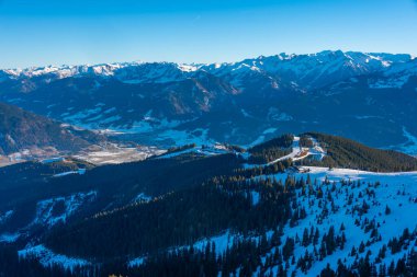 Avusturya 'daki Schmitenhohe kayak merkezinde güneşli bir gün.