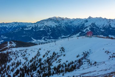 Avusturya 'daki Schmitenhohe kayak merkezinde güneşli bir gün.