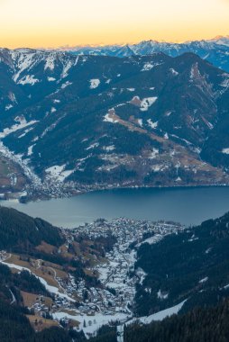 Zell, gün batımında Avusturya 'daki Schmitenhohe' dan göl manzaralı.