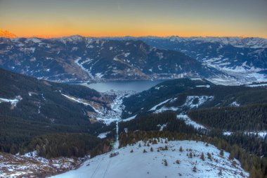 Zell, gün batımında Avusturya 'daki Schmitenhohe' dan göl manzaralı.